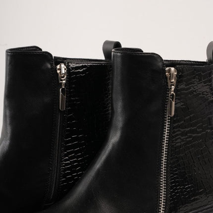 Botin negro con cremallera lateral y diseño craquelado