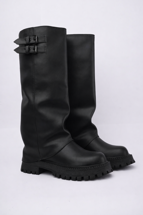 Bota larga negra con solapa y hebillas