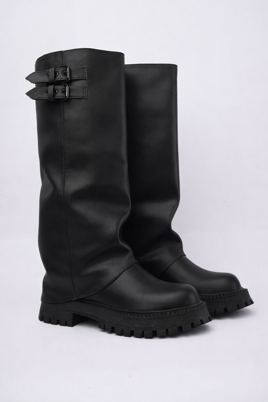 Bota larga negra con solapa y hebillas