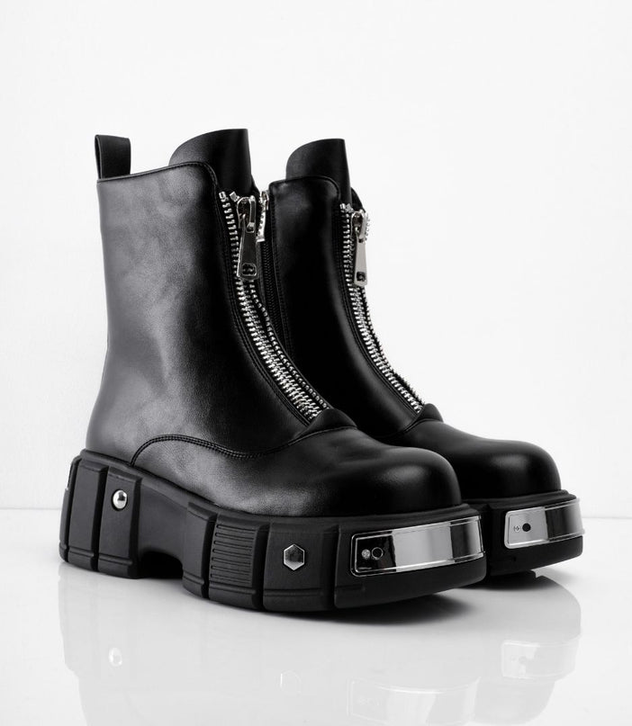 Botas negras con cremallera lateral y apliques