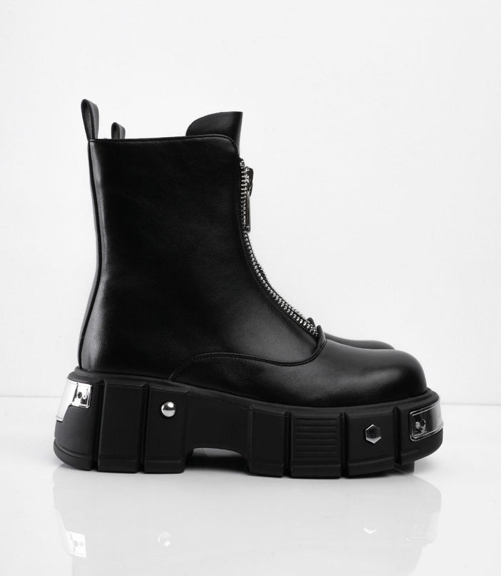 Botas negras con cremallera lateral y apliques