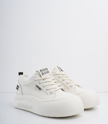 Tenis blancos con líneas y detalles negros