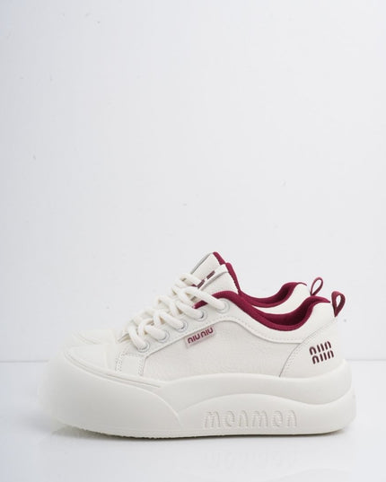 Tenis blancos con líneas y detalles vinotinto