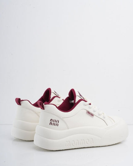 Tenis blancos con líneas y detalles vinotinto