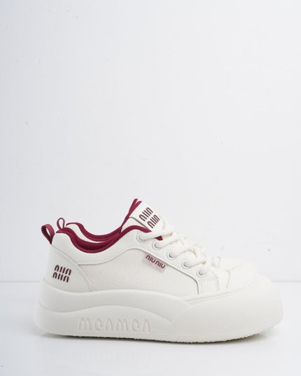 Tenis blancos con líneas y detalles vinotinto