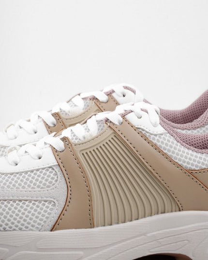 Tenis blancos con camel y detalles