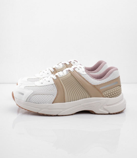 Tenis blancos con camel y detalles