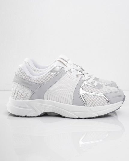Tenis blancos con puntera gris y detalles plata