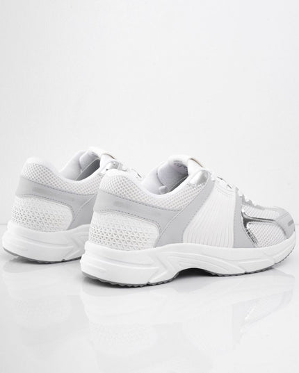 Tenis blancos con puntera gris y detalles plata