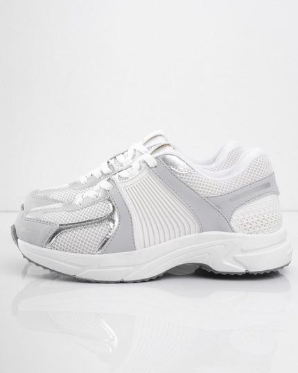 Tenis blancos con puntera gris y detalles plata