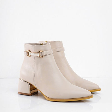Botin beige liso y detalle con hebilla