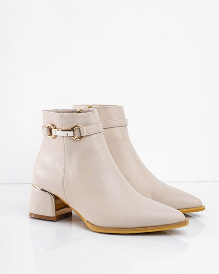 Botín beige liso y detalles
