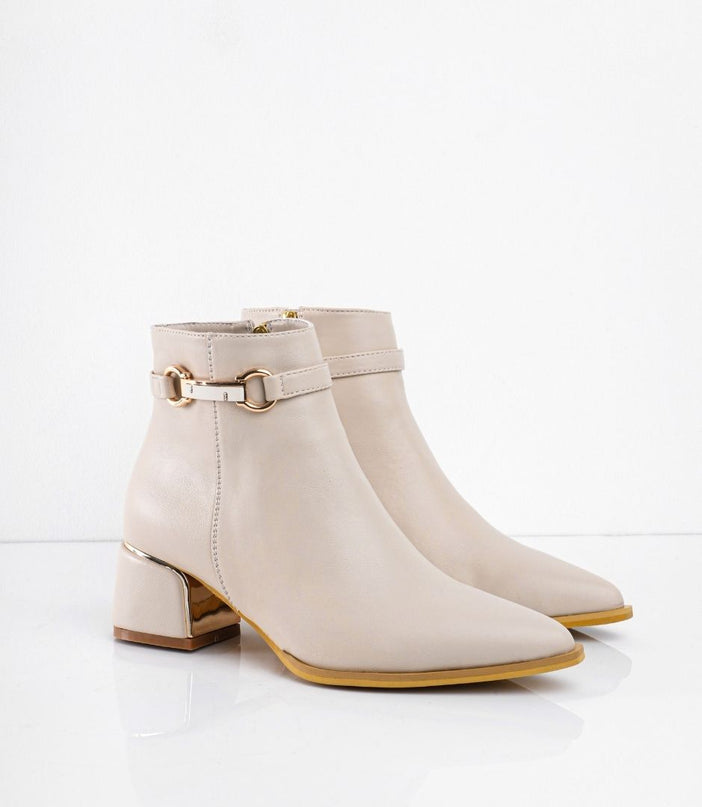 Botin beige liso y detalle con hebilla