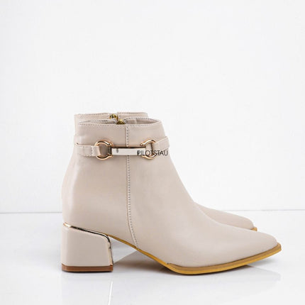 Botin beige liso y detalle con hebilla