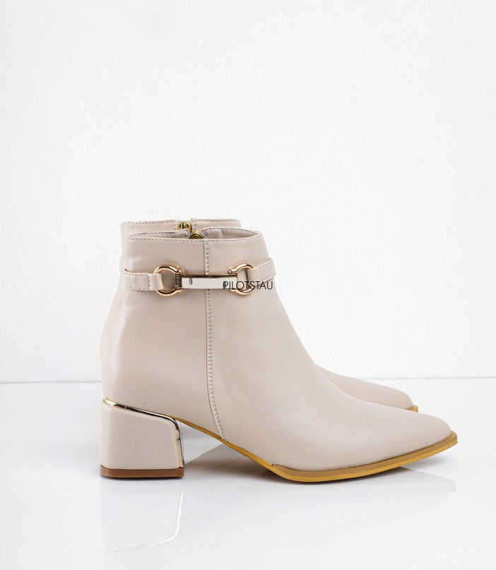 Botin beige liso y detalle con hebilla