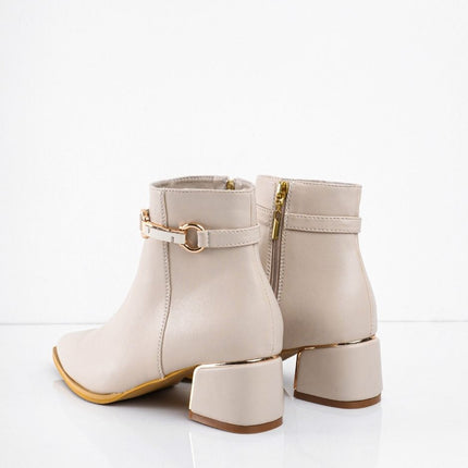 Botin beige liso y detalle con hebilla