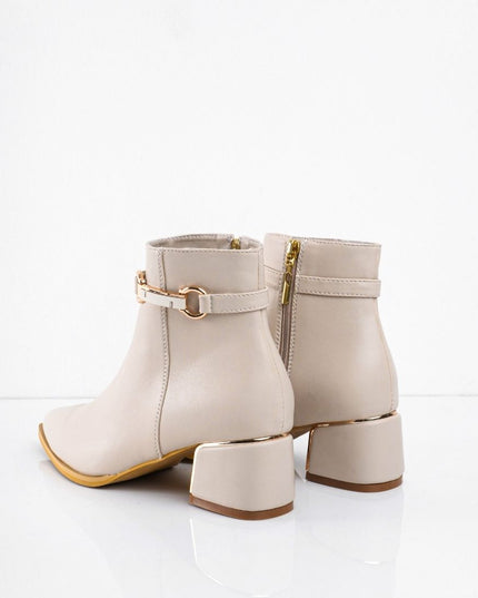 Botín beige liso y detalles
