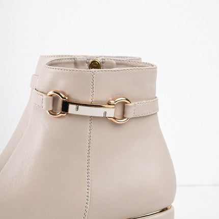 Botin beige liso y detalle con hebilla