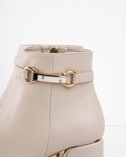 Botín beige liso y detalles