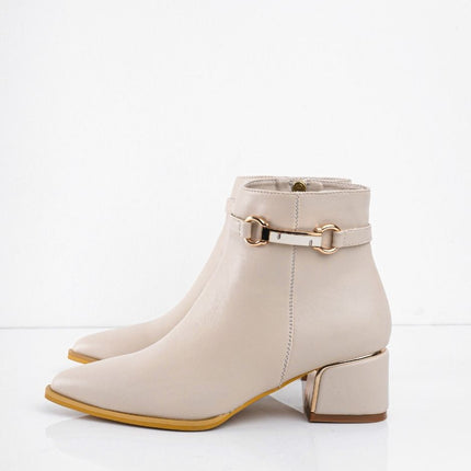 Botin beige liso y detalle con hebilla