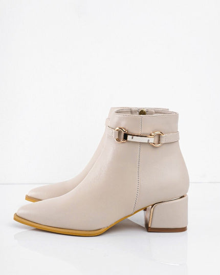 Botín beige liso y detalles