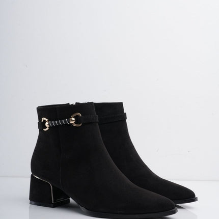Botin negro en gamuza y detalle con hebilla
