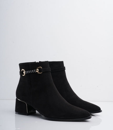 Botin negro en gamuza y detalle con hebilla