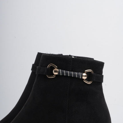 Botin negro en gamuza y detalle con hebilla