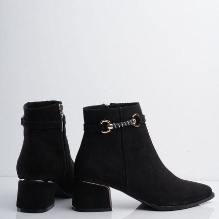Botin negro en gamuza y detalle con hebilla