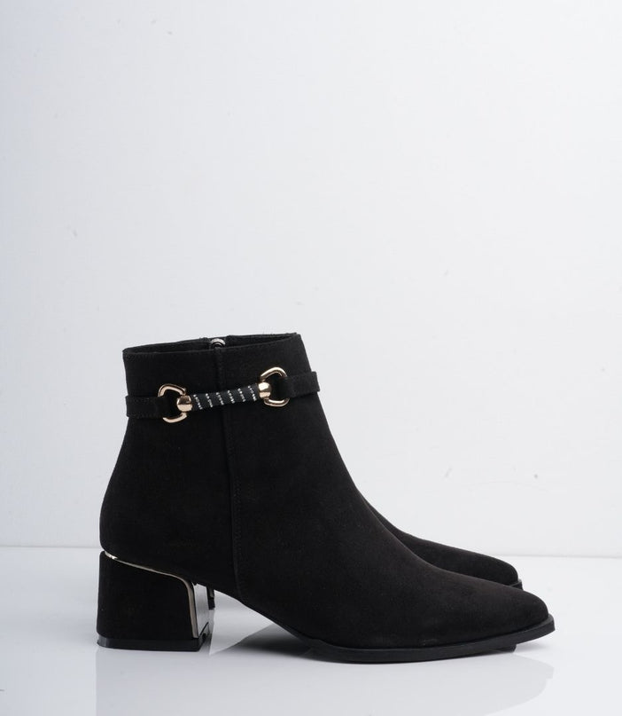 Botin negro en gamuza y detalle con hebilla