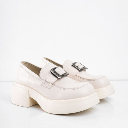 Mocasines crema con correa plata