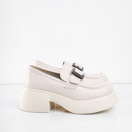 Mocasines crema con correa plata