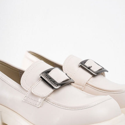 Mocasines crema con correa plata