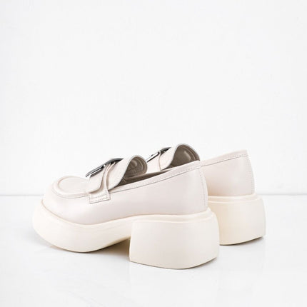 Mocasines crema con correa plata