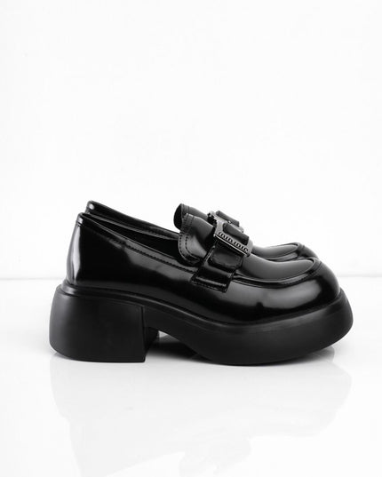 Mocasines negros con correa plata