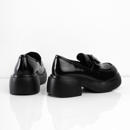 Mocasines negros con correa plata