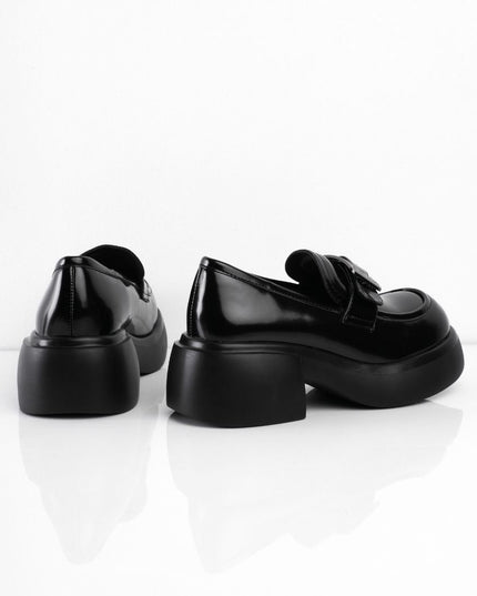 Mocasines negros con correa plata
