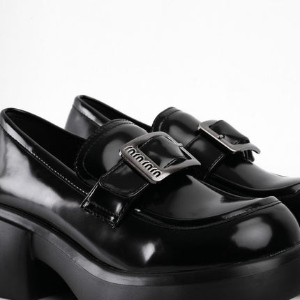 Mocasines negros con correa plata