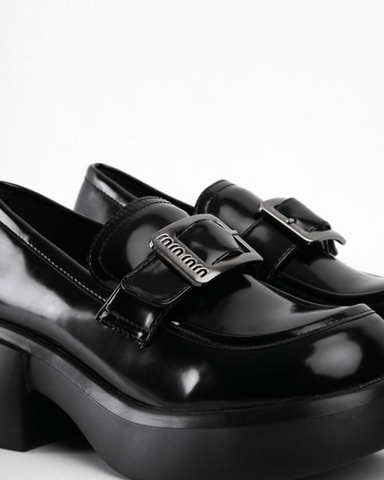 Mocasines negros con correa plata