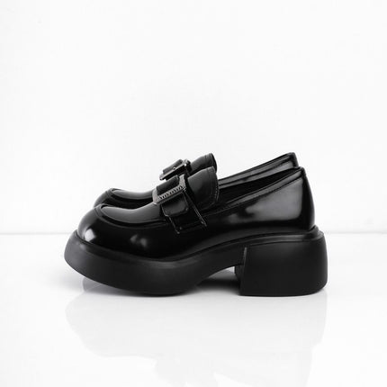 Mocasines negros con correa plata