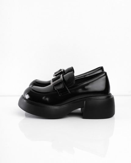 Mocasines negros con correa plata