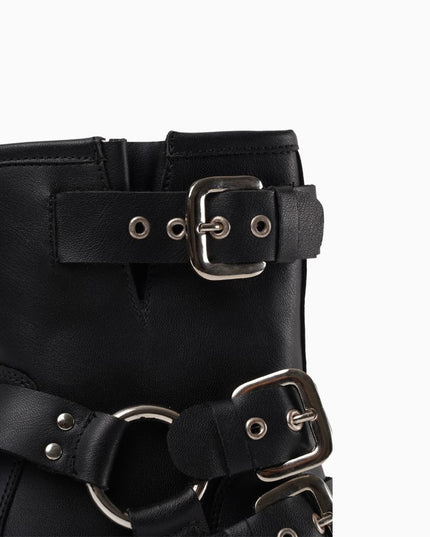 botín negro con múltiples hebillas