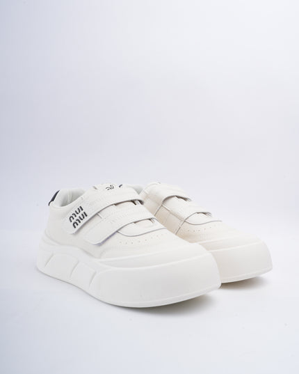 Tenis blancos x negro y velcro