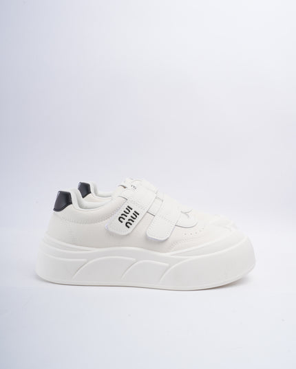 Tenis blancos x negro y velcro