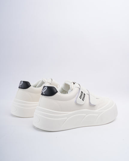 Tenis blancos x negro y velcro