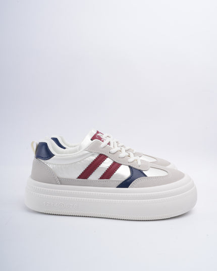 Tenis con diseño rojo x azul