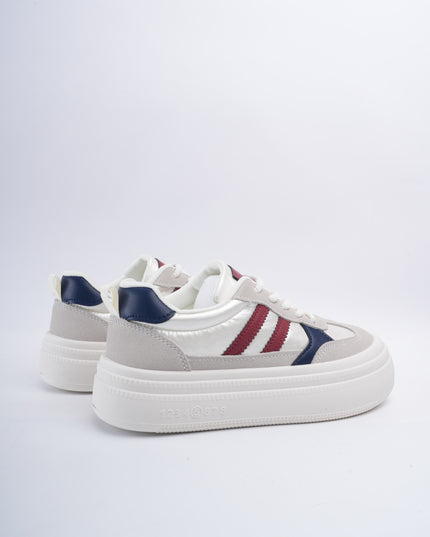 Tenis con diseño rojo x azul
