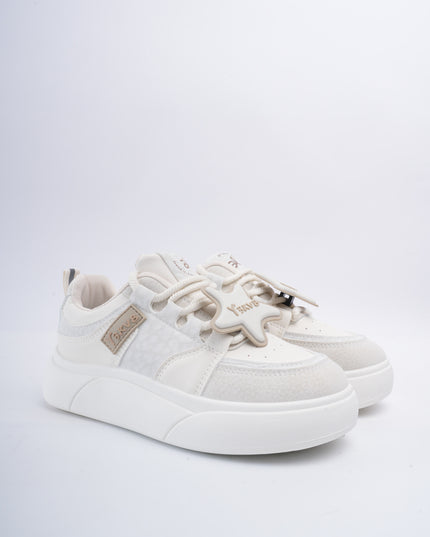 Tenis crema y accesorios