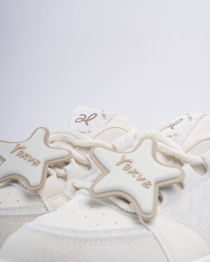 Tenis crema y accesorios