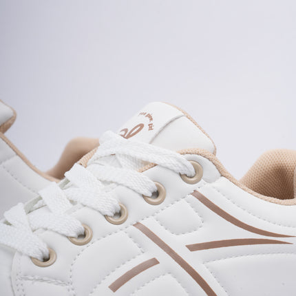 Tenis blancos con líneas beige